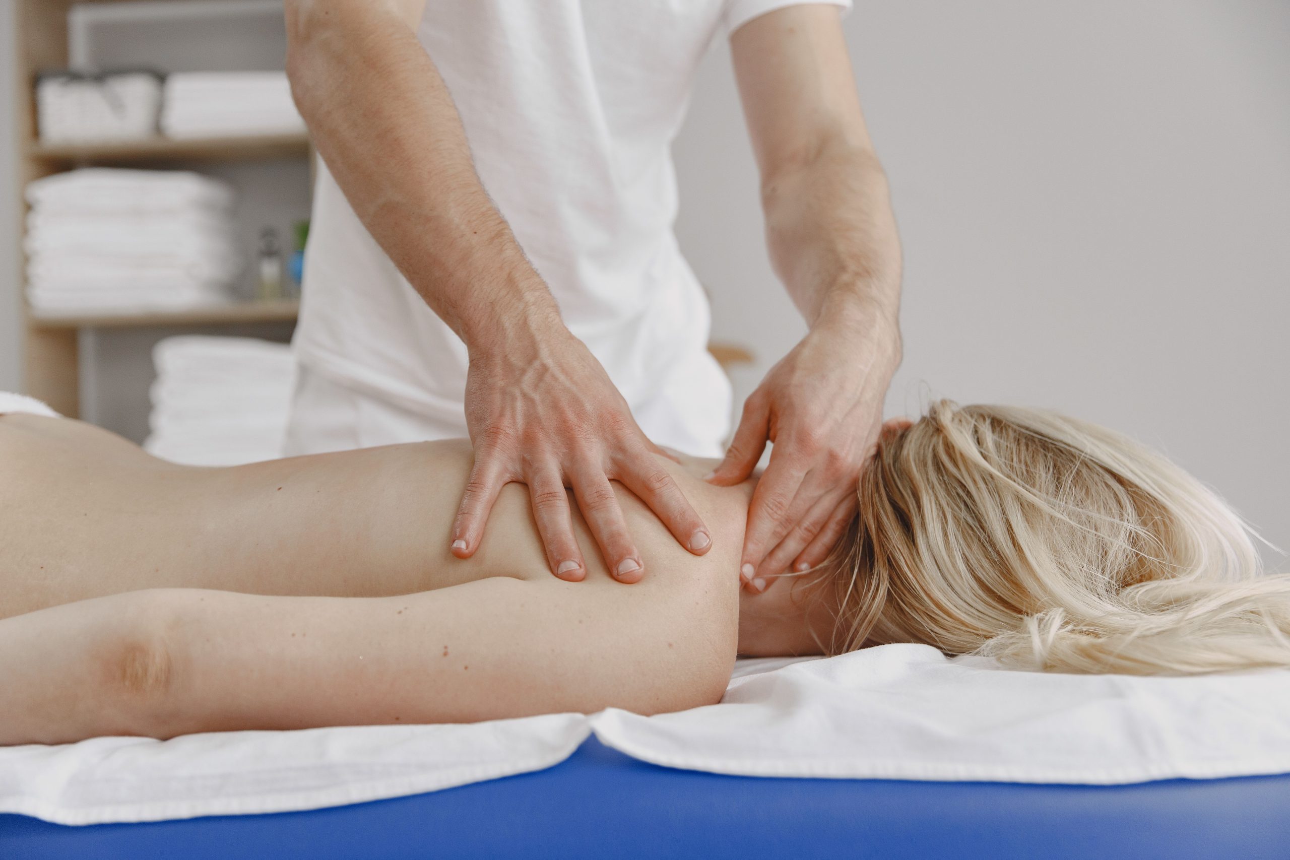 Massage op locatie A tranquil massage session focusing on relaxation and self-care, featuring a woman receiving a back massage.