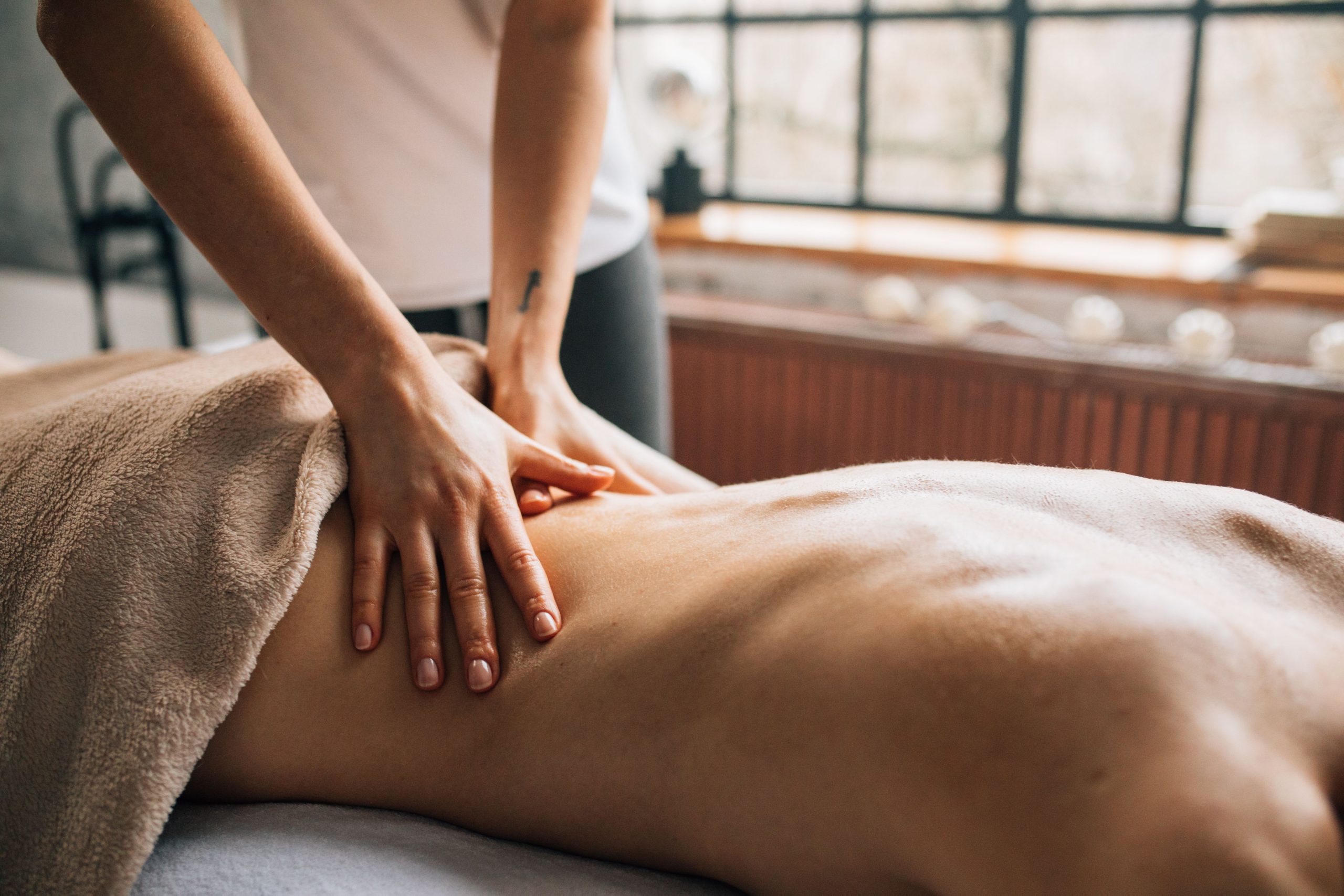 Massage op locatie A calming massage therapy session emphasizing relaxation and self-care.